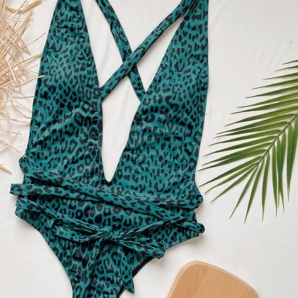Stylish Green Leopard Print Swimsuit - Picture 3 of 7